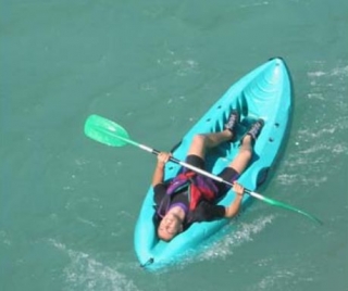 Relajación en una balsa kayak. 